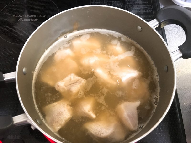 まず鶏肉をお鍋に